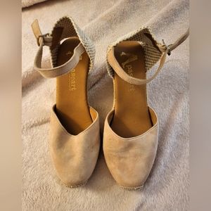 Beesart Women's Classic Cream Sandals